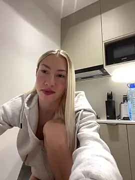 Snapshot of LuisaBecker chatting on January 2, 2025, 3:19 pm LuisaBecker online show from January 2, 2025, 3:19 pm