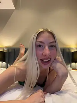 Snapshot of LuisaBecker chatting on December 24, 2024, 1:50 pm LuisaBecker online show from December 24, 2024, 1:50 pm