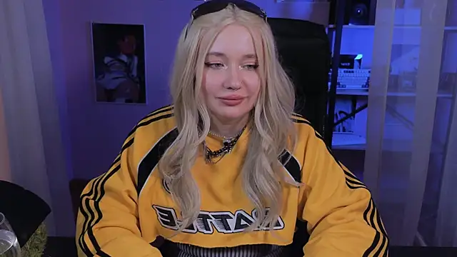 Snapshot of carolina_elf chatting on October 25, 2025, 5:17 am carolina elf online show from October 25, 2025, 5:17 am