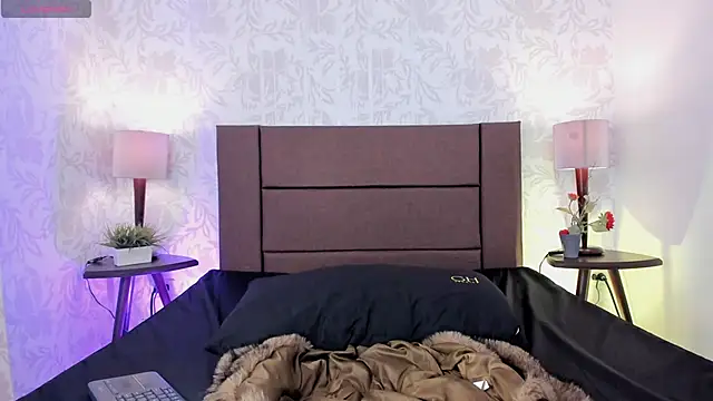 Snapshot of xenia_golden chatting on October 18, 2025, 1:02 pm xenia golden online show from October 18, 2025, 1:02 pm