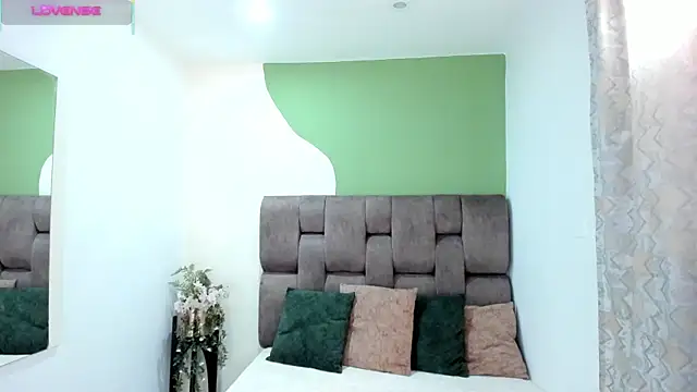 Snapshot of _AlejaCruz_ chatting on November 22, 2025, 7:24 pm AlejaCruz online show from November 22, 2025, 7:24 pm