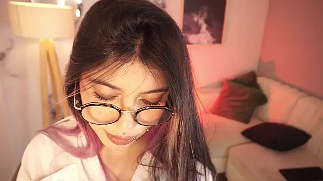 Snapshot of Violetta_Nur chatting on August 9, 2026, 10:05 pm Violetta Nur online show from August 9, 2026, 10:05 pm