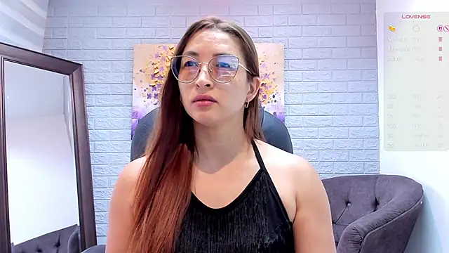 Snapshot of _LaraMom_ chatting on May 21, 2026, 7:44 pm LaraMom online show from May 21, 2026, 7:44 pm