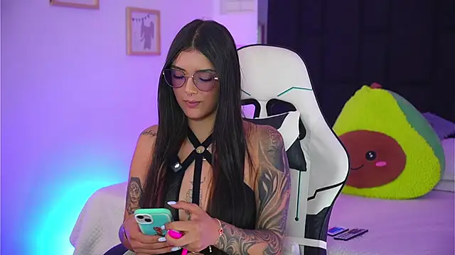 Snapshot of Marianamonroe_ chatting on April 1, 2026, 7:00 pm Marianamonroe online show from April 1, 2026, 7:00 pm