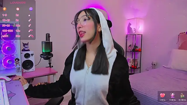 Snapshot of MarianaBranzz chatting on October 22, 2025, 9:13 pm MarianaBranzz online show from October 22, 2025, 9:13 pm