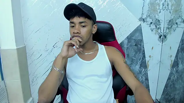 Snapshot of Hottwinkguys chatting on November 13, 2025, 10:35 pm Hottwinkguys online show from November 13, 2025, 10:35 pm