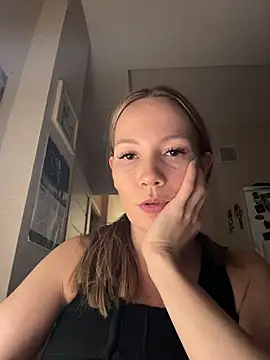 Snapshot of LavenderHot chatting on November 23, 2025, 12:15 pm LavenderHot online show from November 23, 2025, 12:15 pm