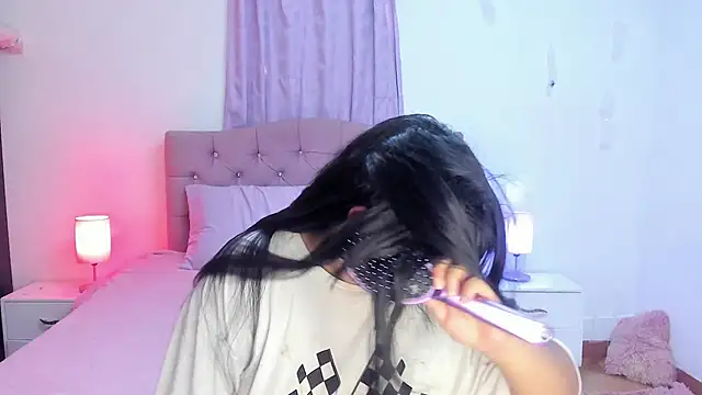 Latinabombsheell online show from November 19, 2025, 7:03 pm