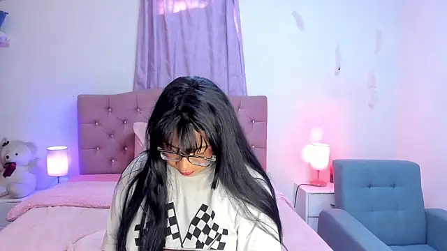 Latinabombsheell online show from December 15, 2025, 1:39 pm