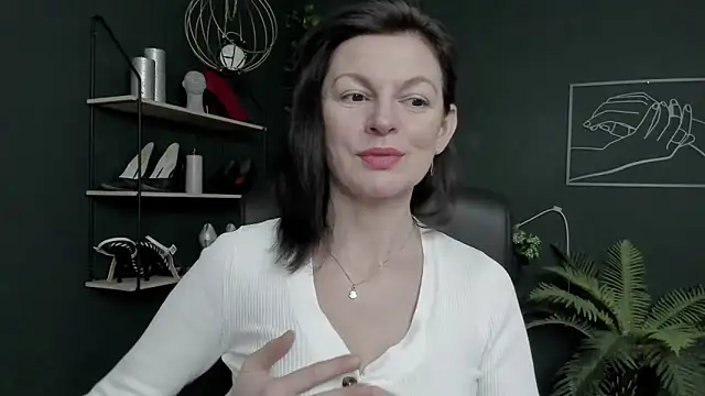 Snapshot of VivianWILD chatting on February 26, 2026, 7:41 am VivianWILD online show from February 26, 2026, 7:41 am