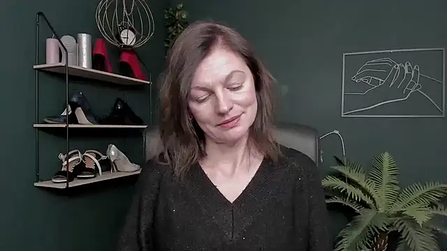 Snapshot of VivianWILD chatting on November 17, 2025, 10:41 am VivianWILD online show from November 17, 2025, 10:41 am