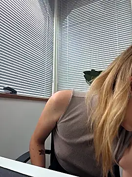 Snapshot of lucie_mehott chatting on May 19, 2026, 11:39 am lucie mehott online show from May 19, 2026, 11:39 am
