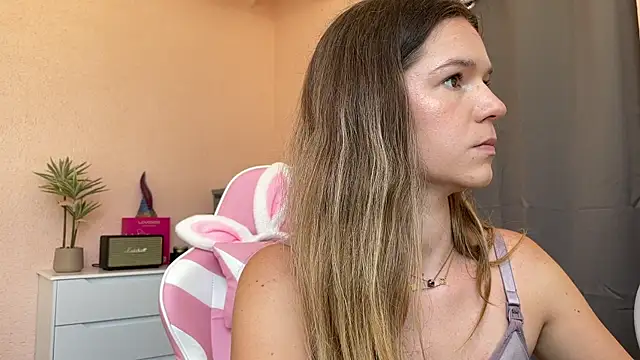 Snapshot of lucie_mehott chatting on May 27, 2026, 9:16 am lucie mehott online show from May 27, 2026, 9:16 am