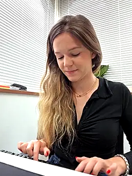 Snapshot of lucie_mehott chatting on May 4, 2026, 8:50 am lucie mehott online show from May 4, 2026, 8:50 am