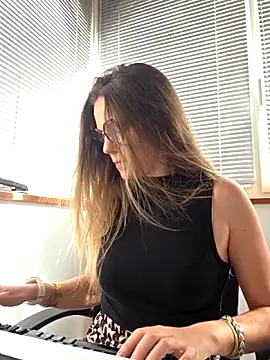 Snapshot of lucie_mehott chatting on April 27, 2026, 8:45 am lucie mehott online show from April 27, 2026, 8:45 am