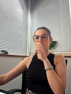 Snapshot of lucie_mehott chatting on May 18, 2026, 9:36 am lucie mehott online show from May 18, 2026, 9:36 am