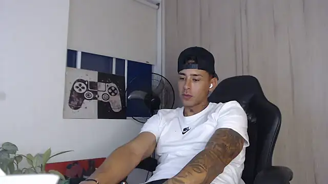 felipelopezz23 online show from May 16, 2026, 10:36 am