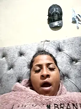 Giselabrunette25 online show from May 7, 2026, 4:50 am