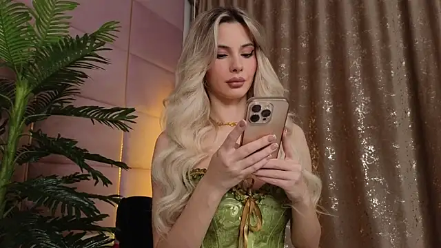 Elliblue online show from November 8, 2025, 2:48 am