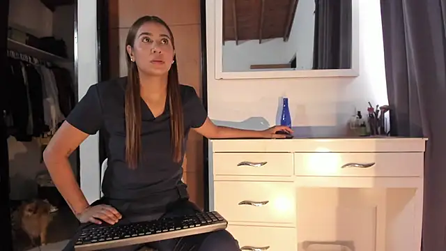 Alana Suares1 online show from July 14, 2026, 8:59 pm