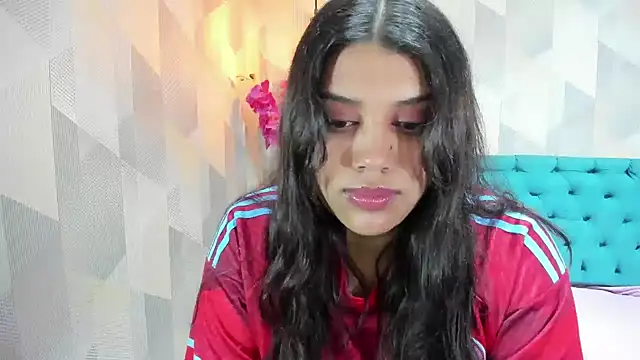 LindaBreeS online show from June 17, 2026, 1:43 pm