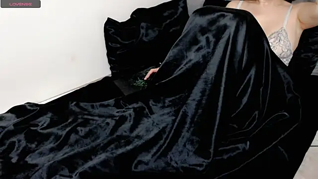 hotmask online show from January 13, 2026, 7:40 pm