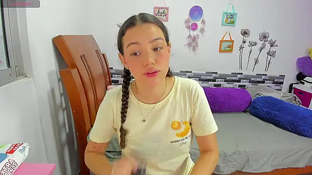 Snapshot of Angela_hank2 chatting on May 14, 2026, 12:18 am Angela hank2 online show from May 14, 2026, 12:18 am