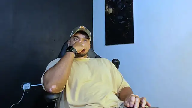 Snapshot of Big_furry_bear13 chatting on May 9, 2026, 9:56 am Big furry bear13 online show from May 9, 2026, 9:56 am