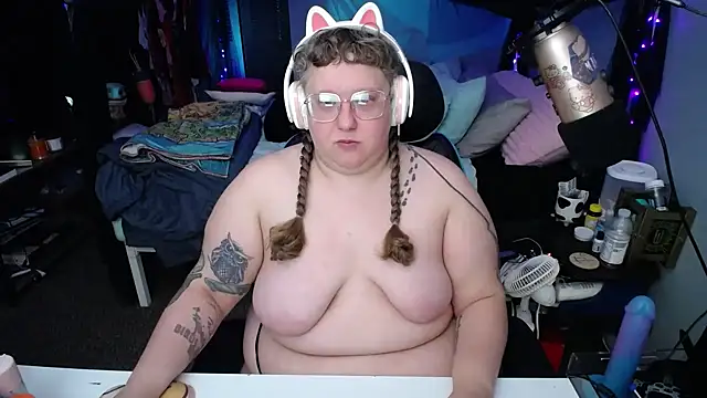 Snapshot of FatVeronica chatting on February 22, 2025, 12:18 pm FatVeronica online show from February 22, 2025, 12:18 pm