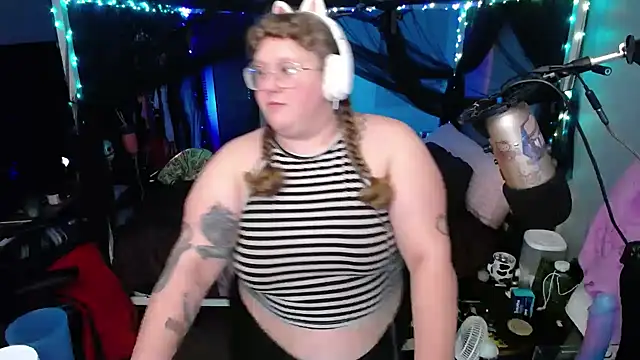 Snapshot of FatVeronica chatting on February 4, 2025, 4:15 am FatVeronica online show from February 4, 2025, 4:15 am