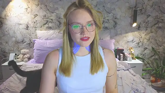 Snapshot of Aurora_Golden1 chatting on November 21, 2025, 6:18 pm Aurora Golden1 online show from November 21, 2025, 6:18 pm