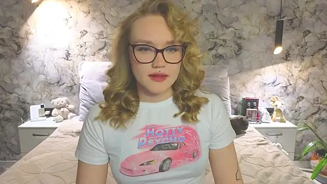 Snapshot of Aurora_Golden1 chatting on November 4, 2025, 5:39 pm Aurora Golden1 online show from November 4, 2025, 5:39 pm