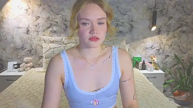 Snapshot of Aurora_Golden1 chatting on December 3, 2025, 5:01 pm Aurora Golden1 online show from December 3, 2025, 5:01 pm