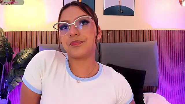 NicolleeEvanss online show from May 8, 2026, 10:52 am
