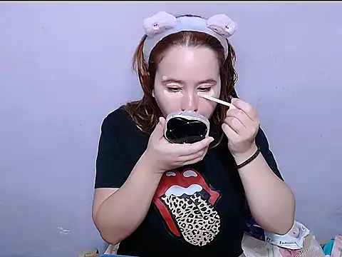 SubLayla01 online show from May 1, 2026, 6:24 pm