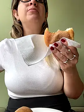 Snapshot of amooraaamoon chatting on October 31, 2025, 1:30 pm amooraaamoon online show from October 31, 2025, 1:30 pm