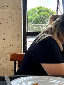 Snapshot of amooraaamoon chatting on October 28, 2025, 12:15 pm amooraaamoon online show from October 28, 2025, 12:15 pm