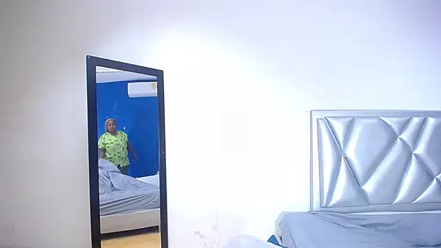 Snapshot of exotic_karmella chatting on November 18, 2025, 8:34 pm exotic karmella online show from November 18, 2025, 8:34 pm