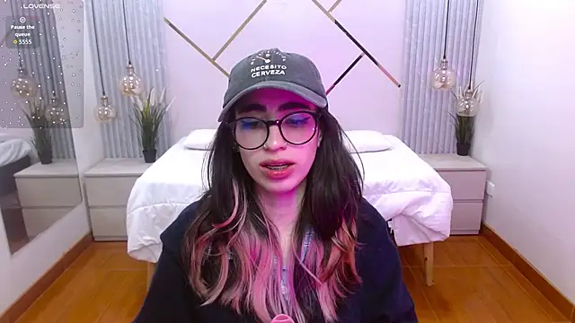 LenaRoses online show from October 15, 2025, 7:55 pm