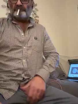 Snapshot of Shyboy817 chatting on December 5, 2025, 2:32 am Shyboy817 online show from December 5, 2025, 2:32 am