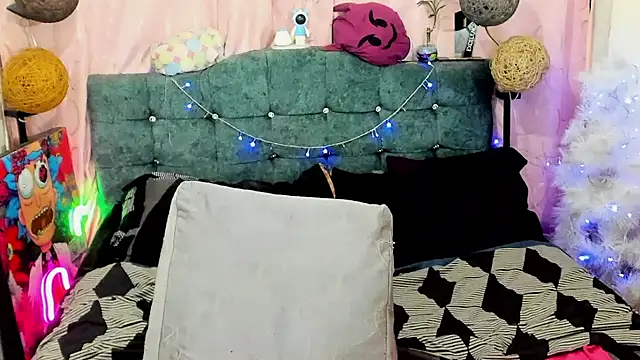 Snapshot of goldenbubble__ chatting on November 29, 2025, 10:32 pm goldenbubble online show from November 29, 2025, 10:32 pm