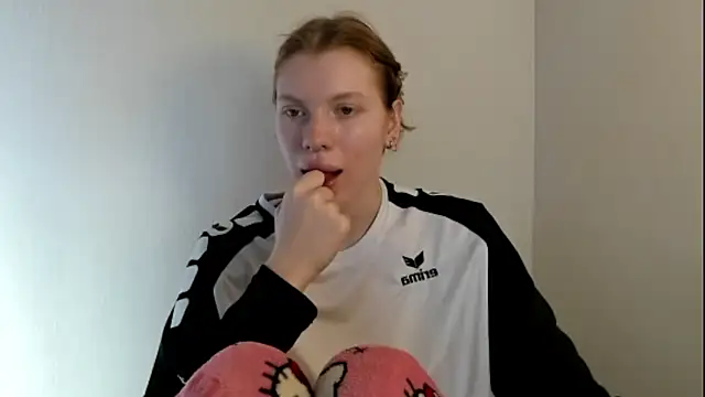 StellaDavis online show from November 3, 2025, 9:46 am