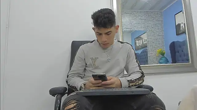 Snapshot of andrew_rose_ chatting on October 9, 2025, 4:02 am andrew rose online show from October 9, 2025, 4:02 am