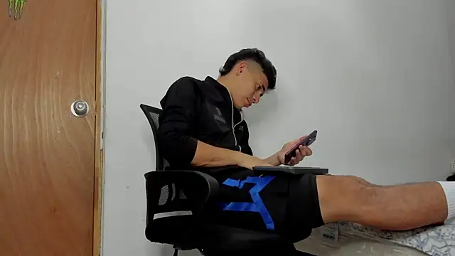 Snapshot of andrew_rose_ chatting on March 6, 2026, 5:24 am andrew rose online show from March 6, 2026, 5:24 am