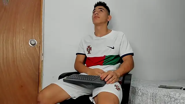 Snapshot of andrew_rose_ chatting on November 26, 2025, 2:50 pm andrew rose online show from November 26, 2025, 2:50 pm