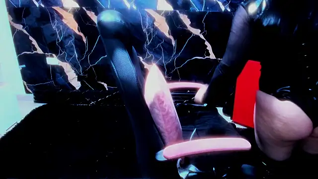 Snapshot of True_Bdsm chatting on October 21, 2025, 6:40 pm True Bdsm online show from October 21, 2025, 6:40 pm