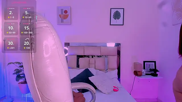 Snapshot of LindaRey_ chatting on November 12, 2025, 10:30 am LindaRey online show from November 12, 2025, 10:30 am