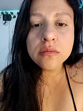 whitegirl0122 online show from May 6, 2026, 9:08 pm