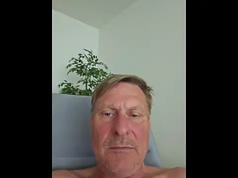 Snapshot of johnnym1 chatting on May 13, 2026, 11:39 am johnnym1 online show from May 13, 2026, 11:39 am
