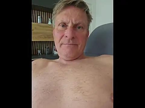 Snapshot of johnnym1 chatting on April 22, 2026, 1:40 pm johnnym1 online show from April 22, 2026, 1:40 pm